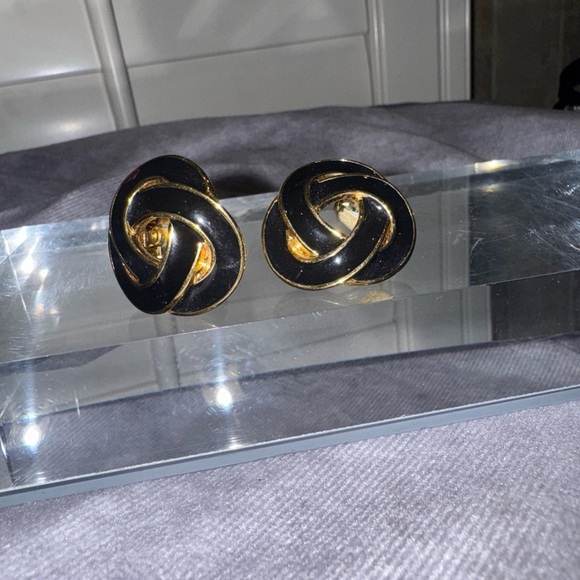 Vintage Kenneth J Lane Elegant Black and Gold‎ Knot Clip Earrings - Picture 2 of 3